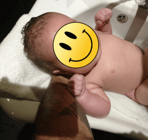 מקלחת לתינוק בכיור של המלון